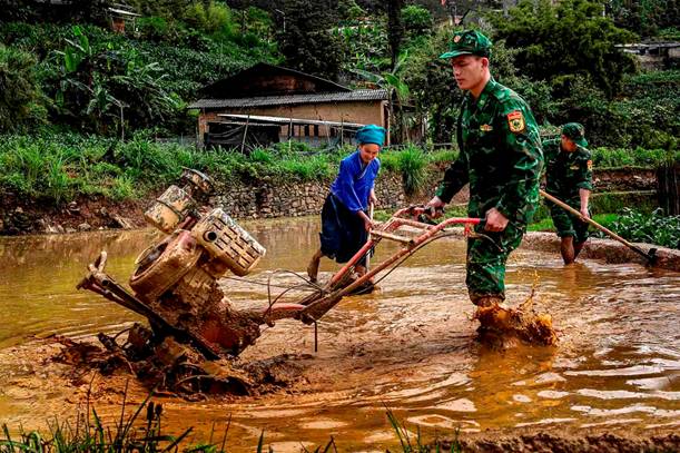 https://www.tapchicongsan.org.vn/documents/20182/378730401/W_89-trung-bay-trien-lam-ngo-chi-thanh-phu-tho-tinh-quan-dan.jpg/041ab10e-3e4e-45e2-b707-e26e4f8fa0af?t=1718382969951